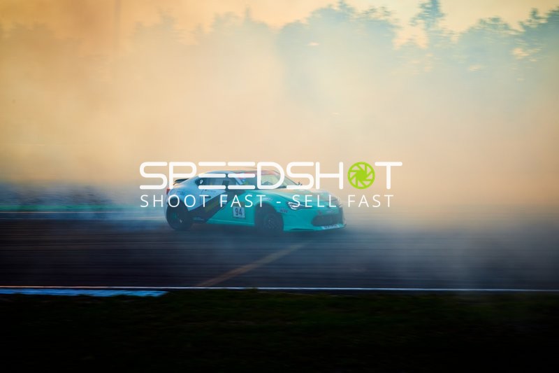 Rennfahrzeug auf der Rennstrecke