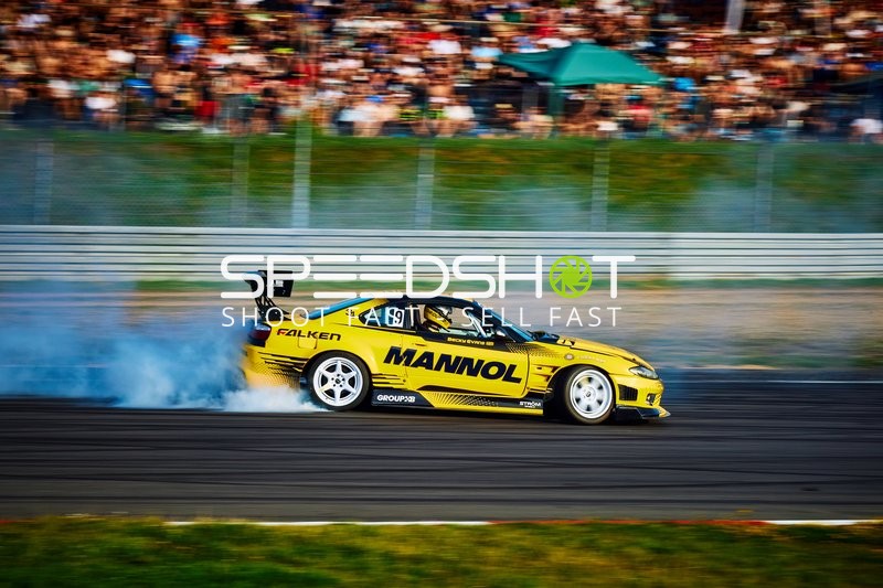 Motorsportfahrzeug driftet auf Rennstrecke