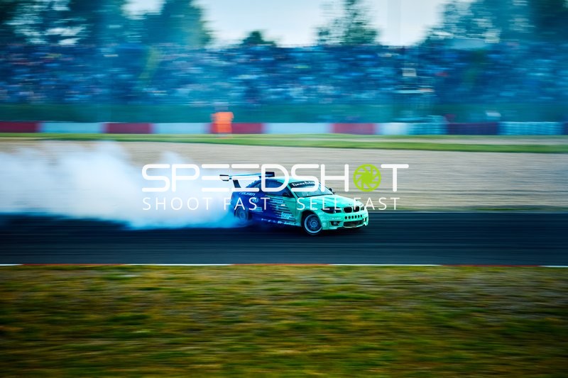 Rennfahrzeug driftet am Nürburgring