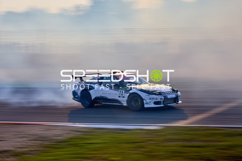 Rennfahrzeug driftet auf der Rennstrecke