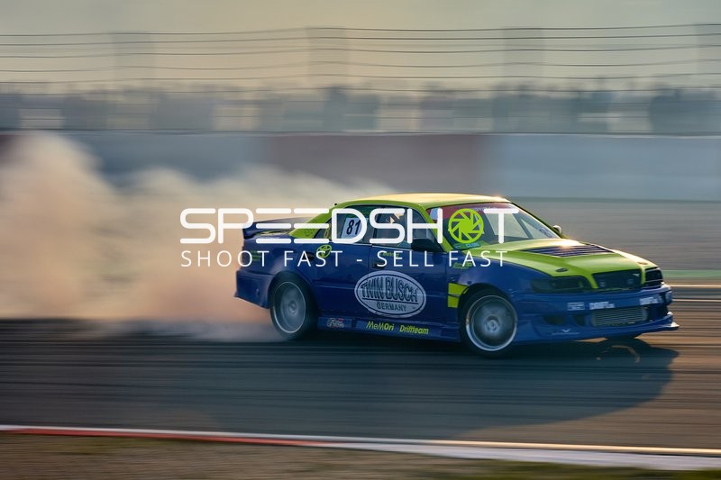 Driftendes Fahrzeug auf der Rennstrecke