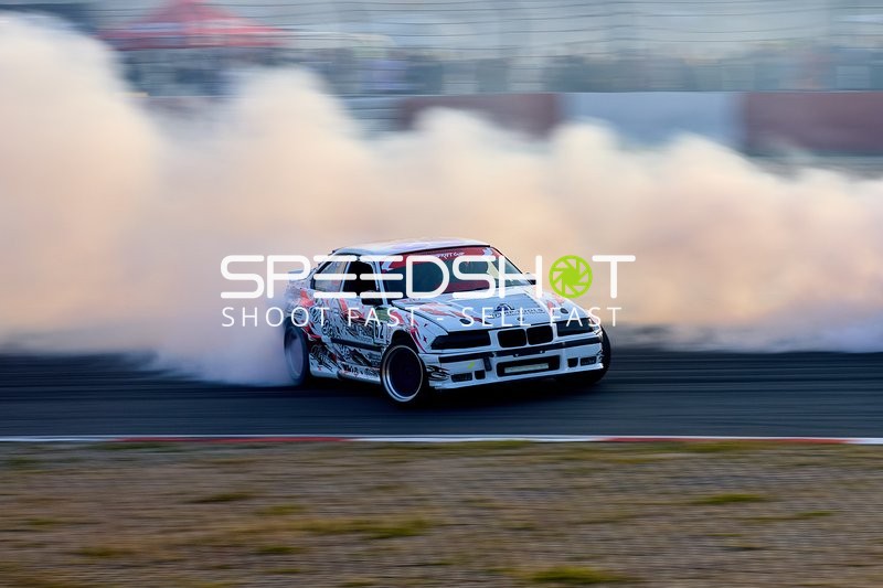 Driftfahrzeug auf der Rennstrecke