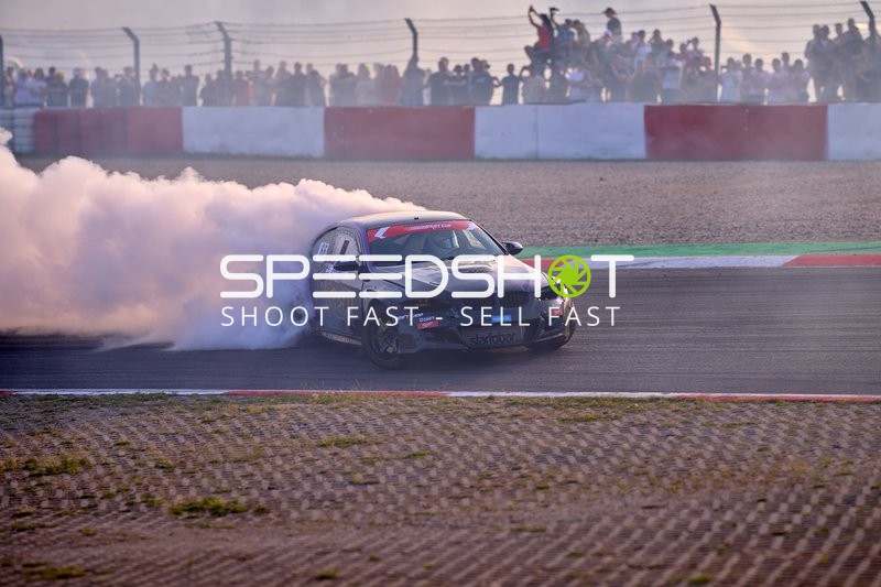 Auto Jordan Pepper (63, Red Bull Team ABT) driftet