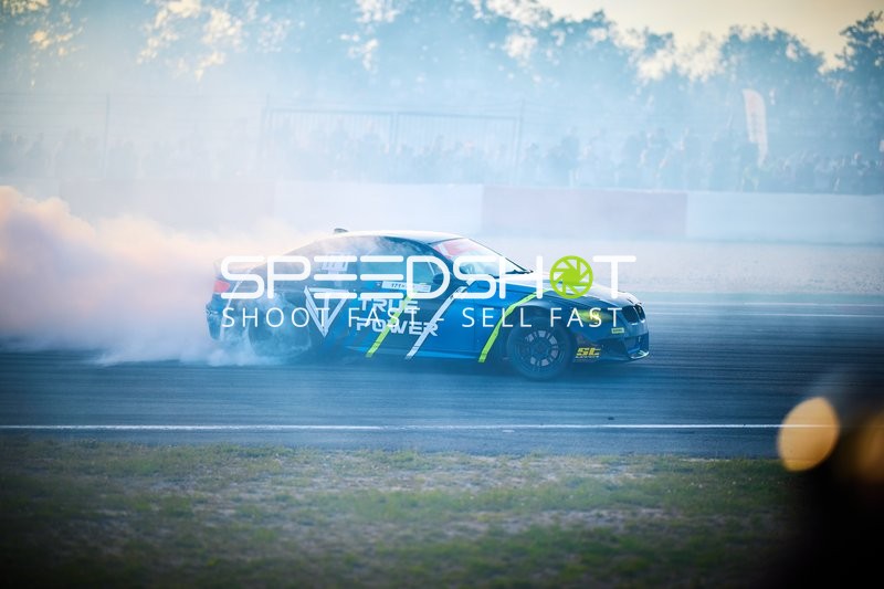 Rennfahrzeug driftet auf der Rennstrecke