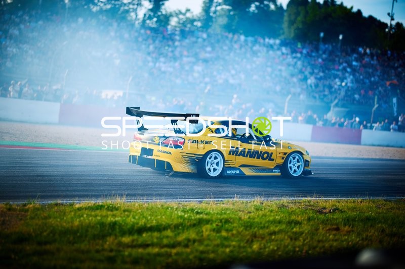 Driftfahrzeug auf der Rennstrecke