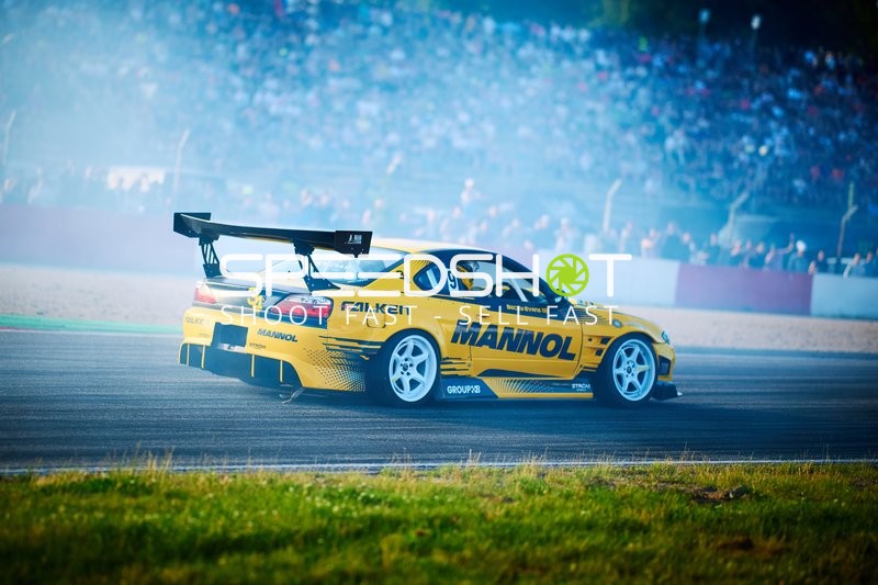 Driftfahrzeug auf der Rennstrecke