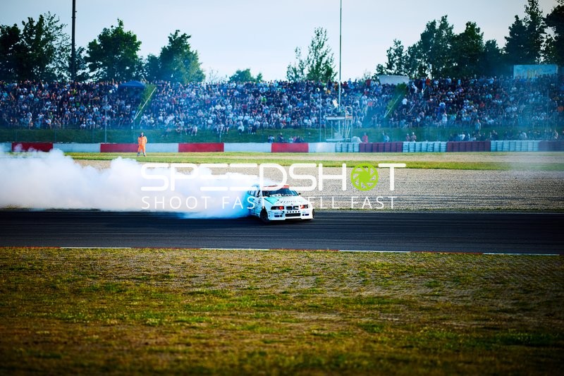 Rennfahrzeug driftet auf der Rennstrecke