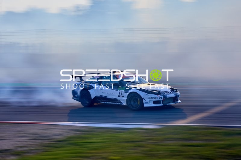 Rennfahrzeug driftet auf der Rennstrecke