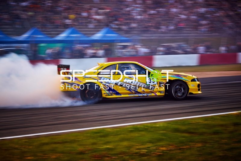 Rennfahrzeug driftet auf der Rennstrecke