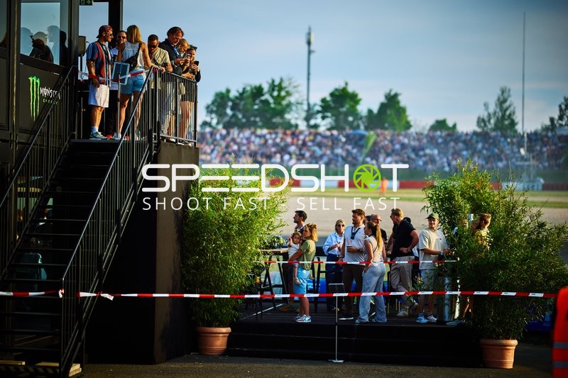 Zuschauer vor Tribüne