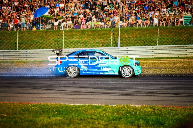 Rennfahrzeug auf der Rennstrecke