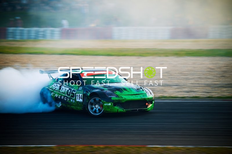 Rennfahrzeug driftet auf der Rennstrecke