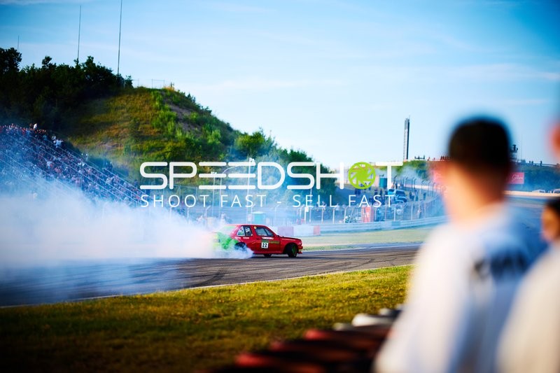 Rennfahrzeug driftet am Nürburgring