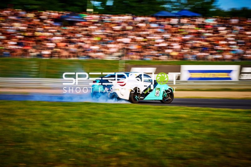 Rennfahrzeug driftet auf der Rennstrecke