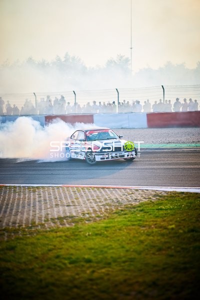 Rennfahrzeug driftet am Nürburgring