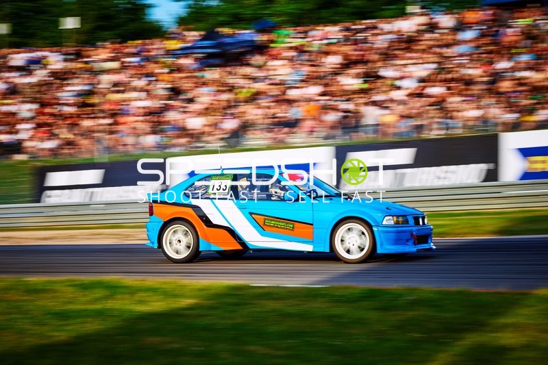 Klassischer Rennwagen auf der Rennstrecke