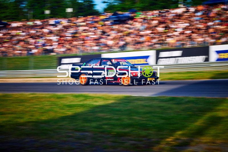 BMW Rennwagen auf der Rennstrecke