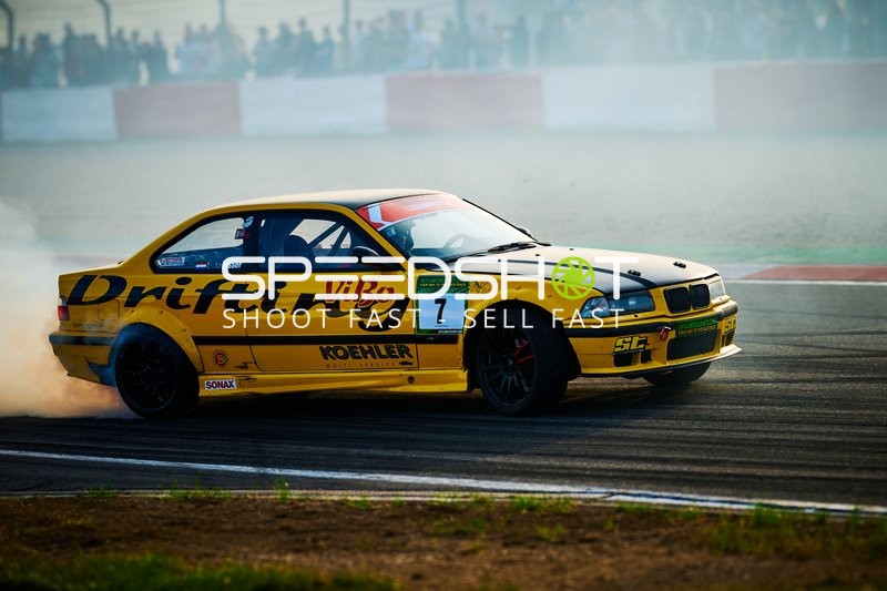 Driftwagen auf der Rennstrecke