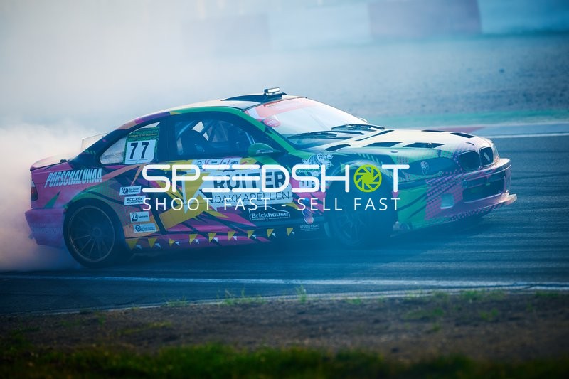 Rennfahrzeug driftet auf der Rennstrecke