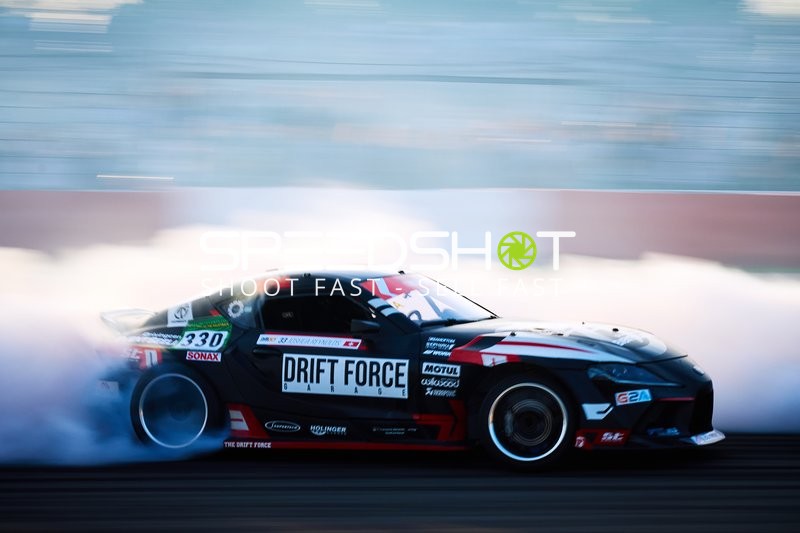 Driftfahrzeug auf der Rennstrecke