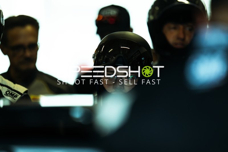 Rennfahrer in der Boxengasse