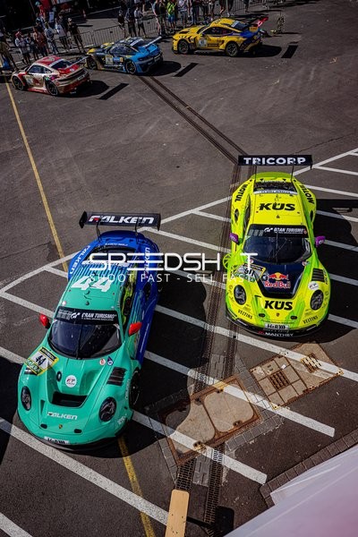 Zwei Fahrzeuge in der Boxengasse