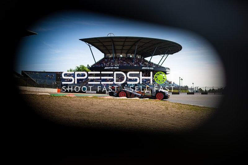 Rennfahrzeug auf der Rennstrecke