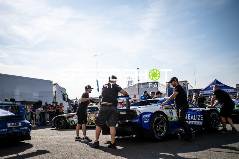Rennfahrzeug in der Boxengasse