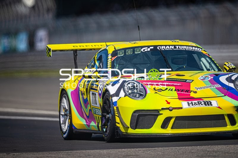 Rennfahrzeug auf der Rennstrecke