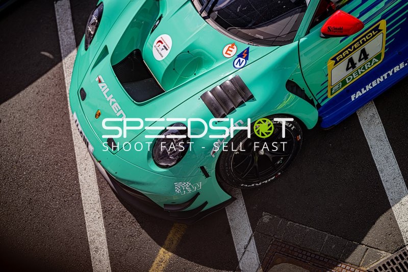 Rennfahrzeug in der Boxengasse