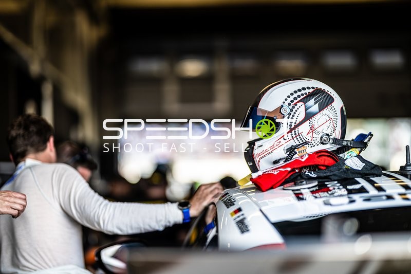 Rennfahrerhelm in der Boxengasse