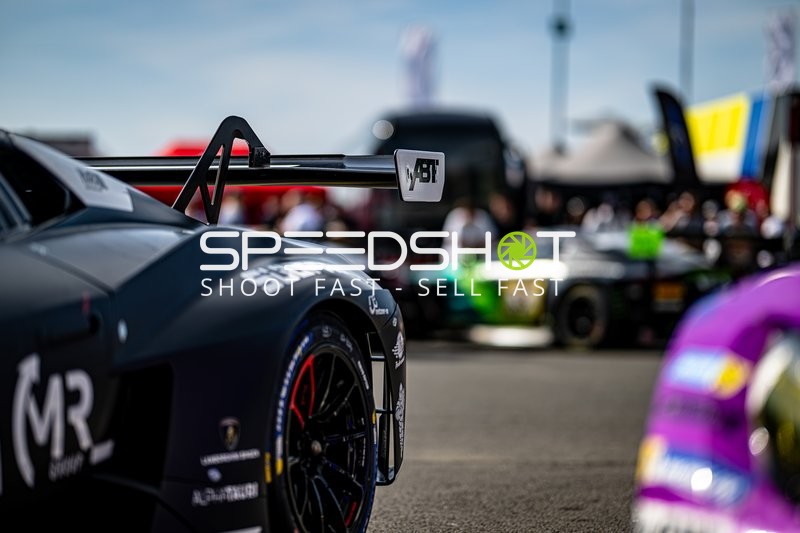 Rennfahrzeuge in der Boxengasse