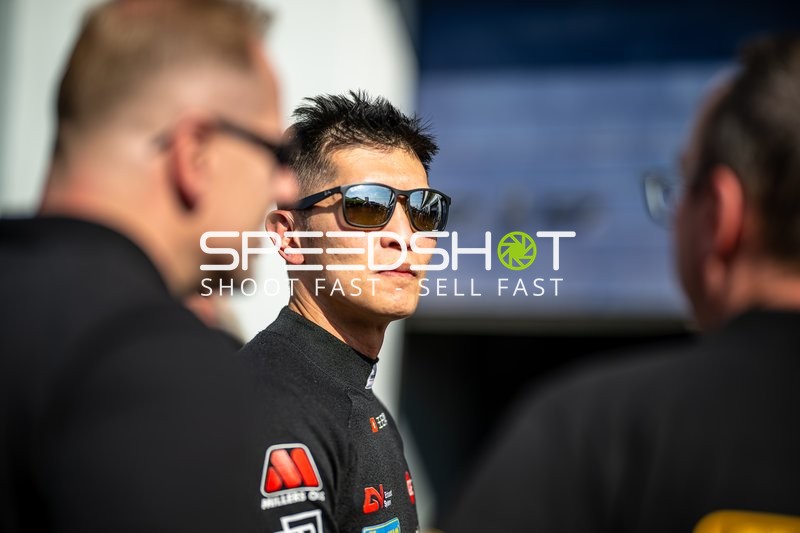 Rennfahrer in der Boxengasse