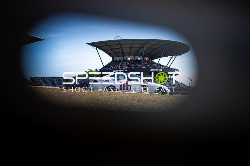 Rennfahrzeug auf der Rennstrecke