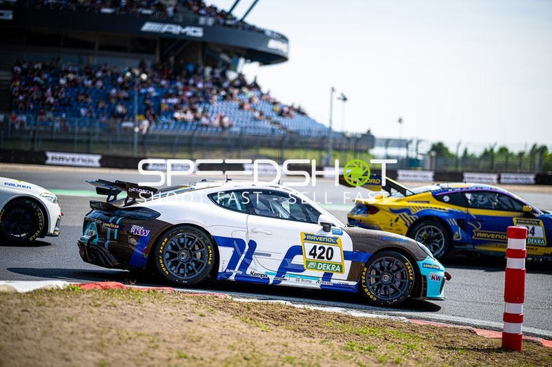 Rennfahrzeug auf der Rennstrecke