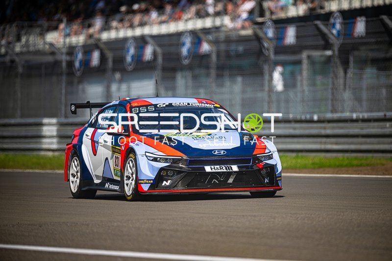 Rennfahrzeug auf der Strecke