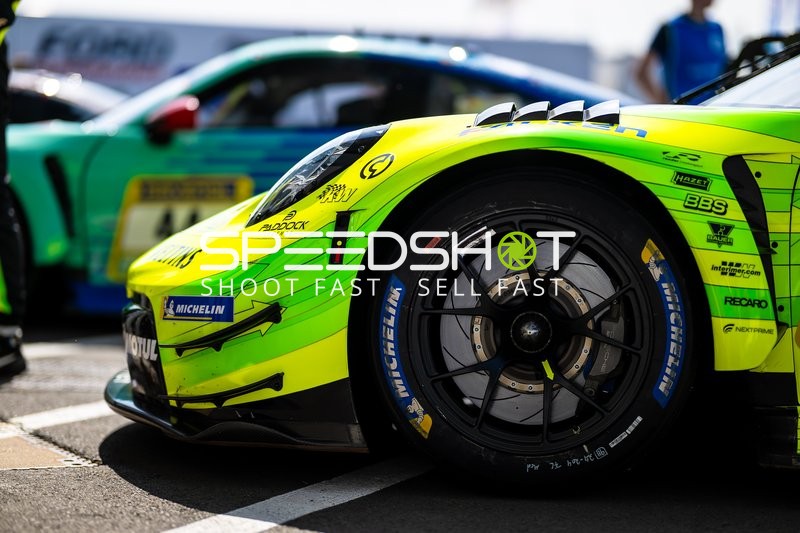 Rennfahrzeug in der Boxengasse