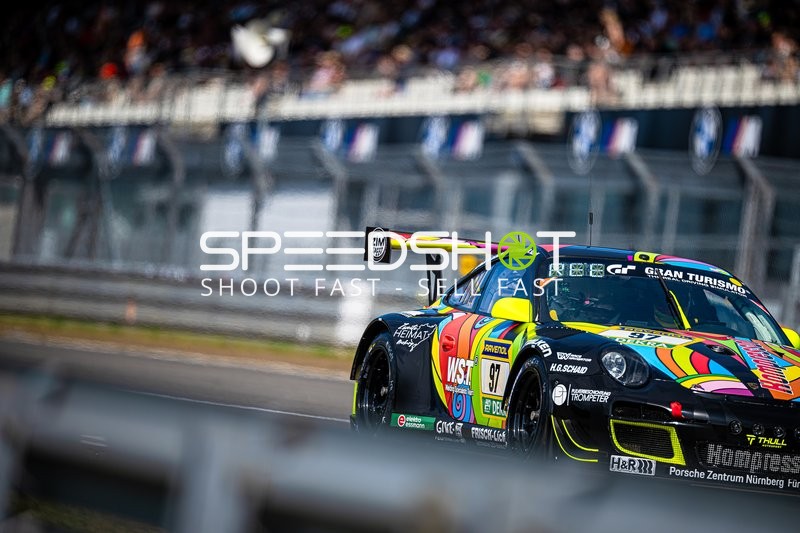 Rennfahrzeug Falken Motorsports auf der Rennstrecke