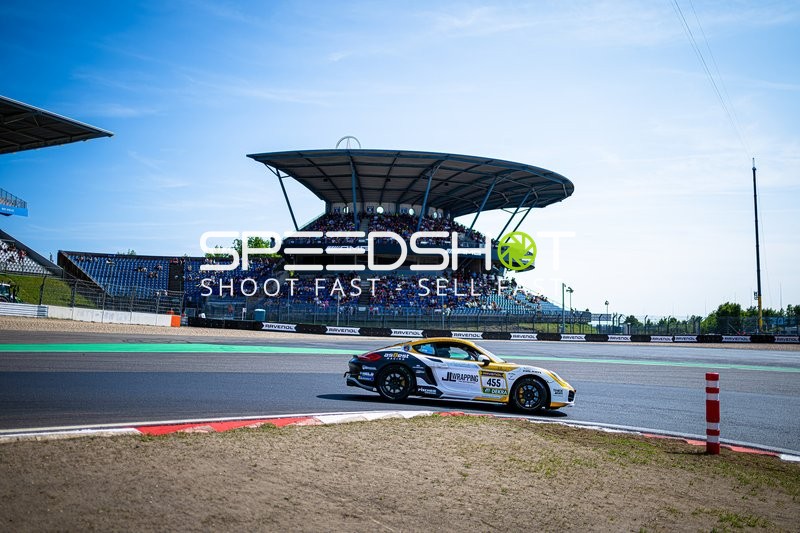 Rennfahrzeug auf der Rennstrecke