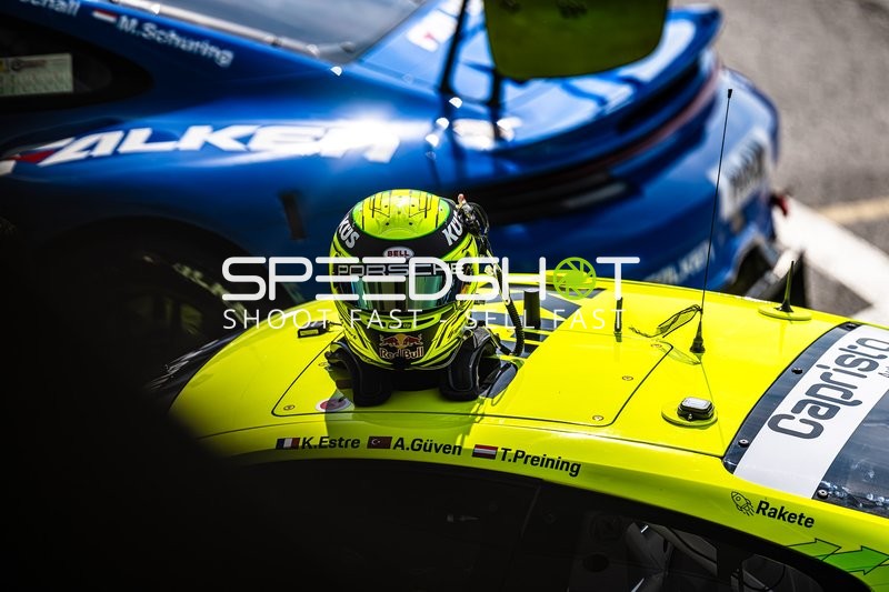 Rennhelm auf Porsche in Boxengasse