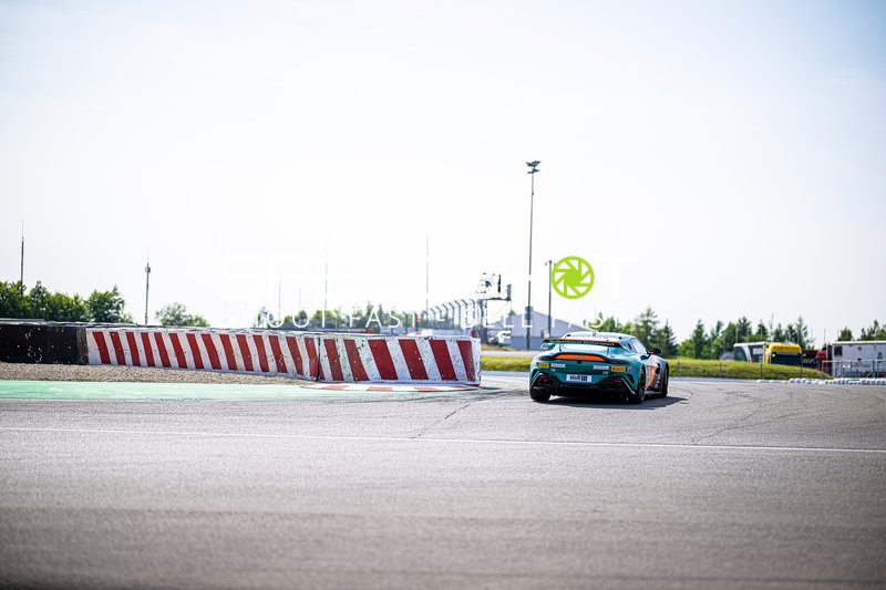 Rennfahrzeug auf der Rennstrecke