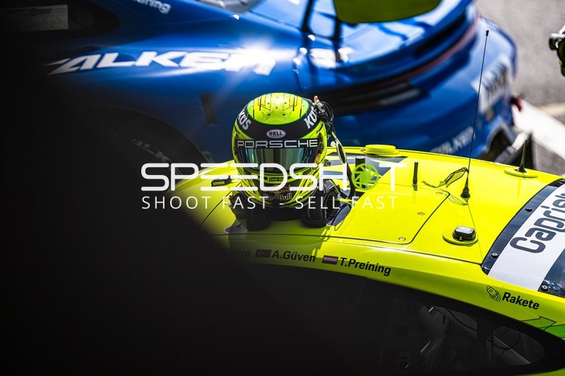 Rennhelm auf Porsche 911 GT3 R