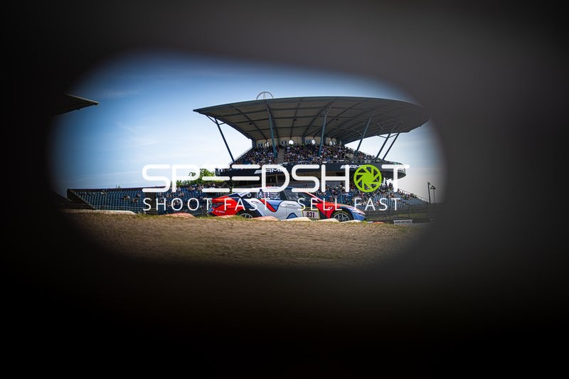 Rennfahrzeug auf der Rennstrecke