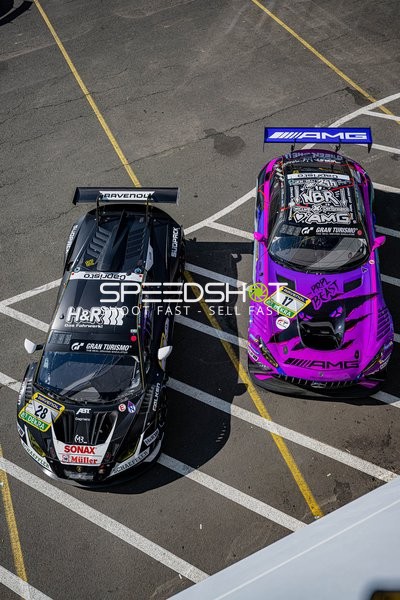 Zwei Fahrzeuge in der Boxengasse