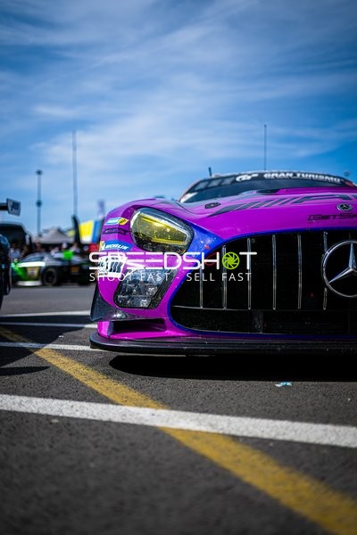 Rennfahrzeug in der Boxengasse