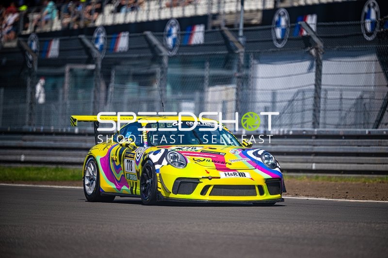 Rennfahrzeug auf der Rennstrecke