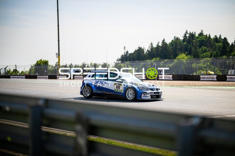 Rennfahrzeug auf der Rennstrecke