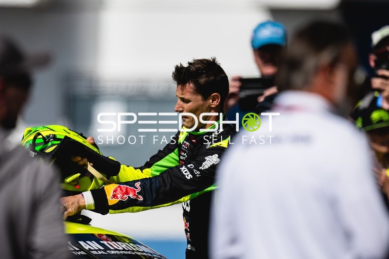 Rennfahrer in der Boxengasse