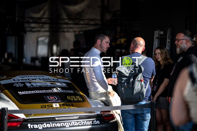 Rennfahrzeug in der Boxengasse