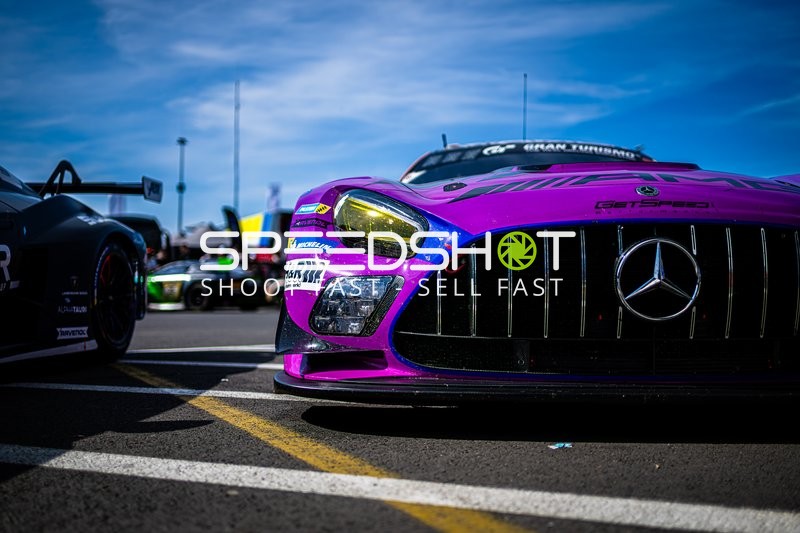 Rennfahrzeug in der Boxengasse